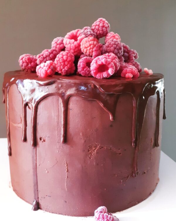 Torta de Ganache de Semiamargo y Frutos Rojos